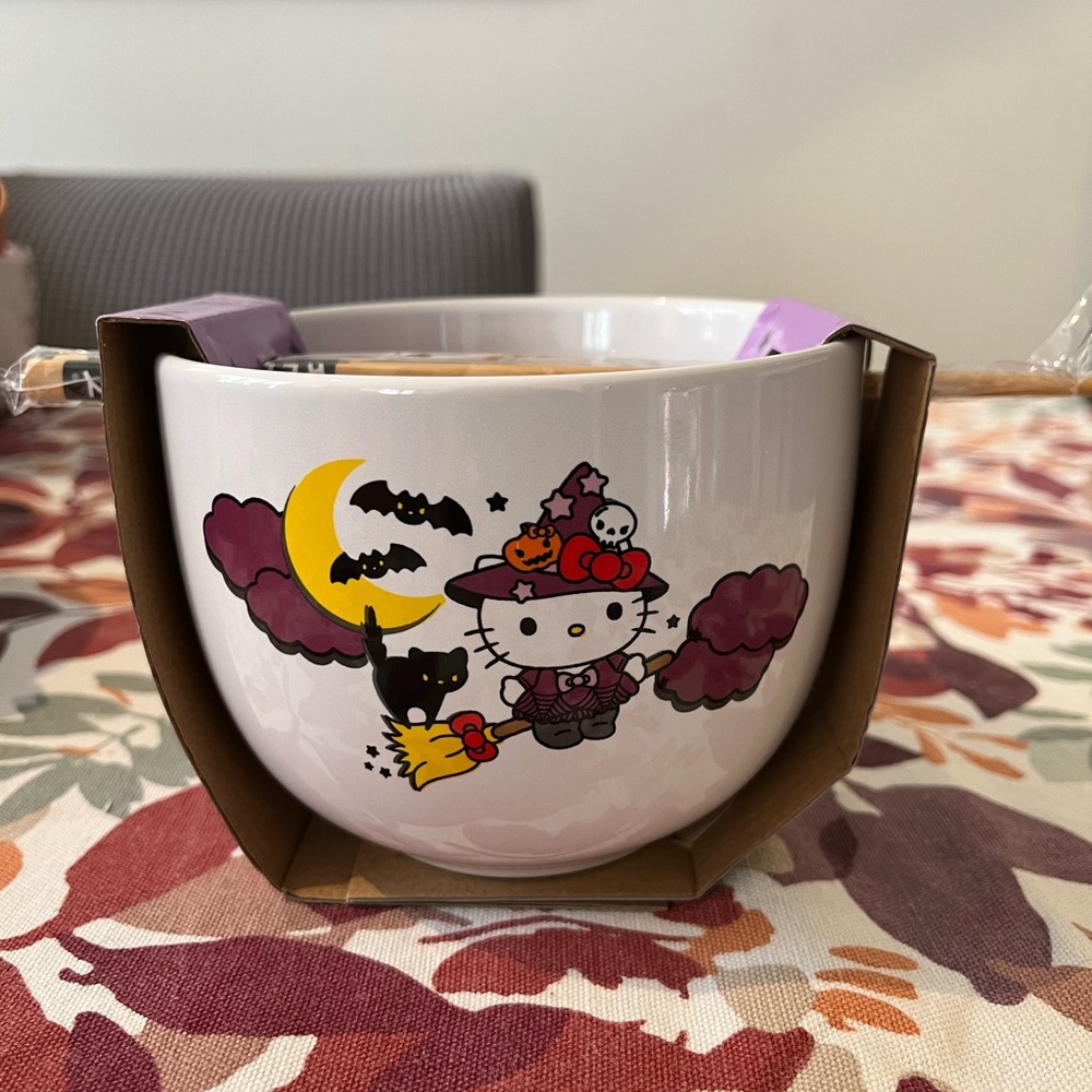 Hello Kitty Halloween ramen bowl